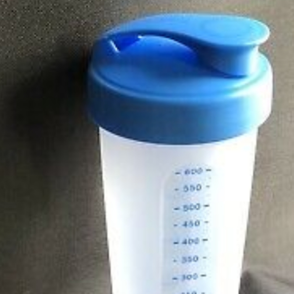 Tupperware taffy water blue Quick Shake container